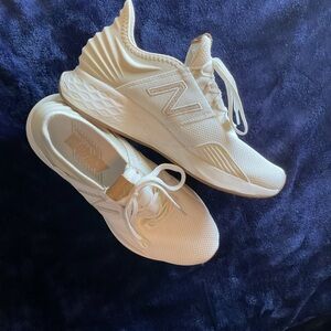 New Balance Women's Fresh Foam ROAV V1 Sneaker Size 8 Like New